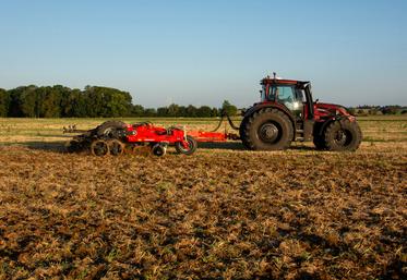 Le faux-semis est réalisé avec un outil qui réalise un travail superficiel et très émietté. Ici, le déchaumeur à disques Normandie+ de Grégoire-Besson.