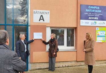 Le 23 novembre, à Sours. La directrice de la Draaf, Virginie Jorissen, et le président de la Région, François Bonneau, ont dévoilé la nouvelle plaque du Campus Natur'Alim.