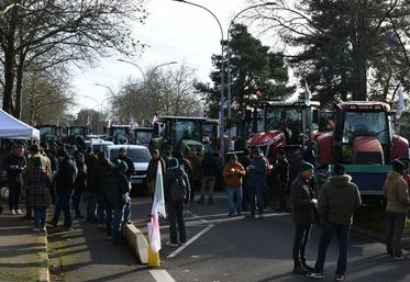 Vendredi 29 novembre, à Orléans. De nombreux adhérents des FNSEA et JA de la région se sont mobilisés devant l'Agence de l'eau Loire-Bretagne.