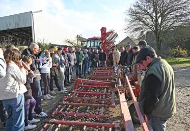 Mardi 26 novembre, à Choue. Une vingtaine d'agriculteurs ainsi qu'une classe de BTS ACSE* du lycée agricole de Montoire ont participé à une journée consacrée au désherbage mécanique.