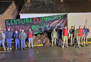 Jeudi 5 décembre, à Salbris. Les exploitants ont manifesté devant la permanence du député Roger Chudeau.