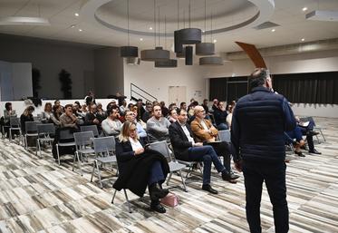 Mardi 3 décembre, à Villebarou. 70 personnes ont participé à la soirée conférence sur les aléas climatiques, organisée par la FNSEA 41, Groupama et AS Centre-Loire.