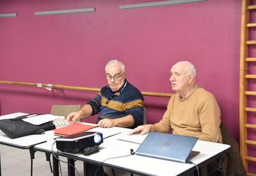 Éverly (Seine-et-Marne), mercredi 20 novembre. Le président, Marc Béatrix (à d.), et le trésorier, Jean-Yves Berthoud, de l'Association des populiculteurs d'Île-de-France.