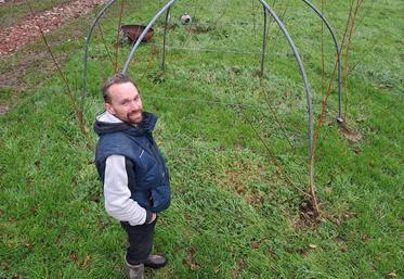 Cyril Blancart est producteur en gemmothérapie : il produit des macérats avec les bourgeons des plantes qu’il cultive sur son hectare de terrain.