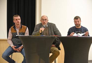 Jeudi 5 décembre, à Bellegarde. Thierry Rondeau, président de la Fédération des Cuma du Loiret, était entouré de deux jeunes présidents de Cuma.