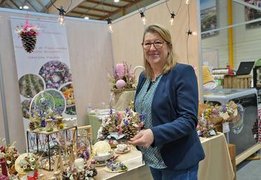 Sophie Thorel produit ses fleurs de mars à septembre. Une fois séchées, elle les décline en objets de décoration.