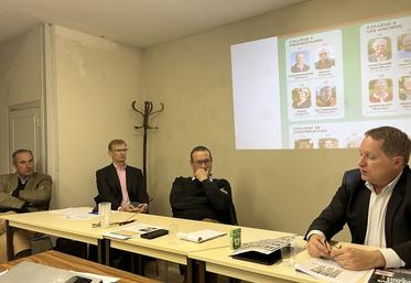 Lundi 16 décembre, le syndicat de Meulan a élu Denis Beaugrand (à g.) au poste de président, en remplacement d'Antoine Béhot (au c.).