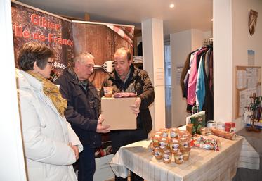 Le Châtelet-en-Brie, lundi 16 décembre. Benoit Chevron remet un colis de produits à base de venaison au trésorier de l'association en présence de la maire, Patricia Torcol.