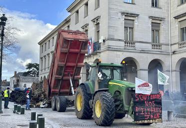 Jeudi 19 décembre, à Orléans. 10 bennes ont été déversées devant l'hôtel de région.