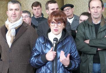 Samedi 30 novembre, à Sully-sur-Loire (Loiret). La ministre de l’Agriculture, Annie Genevard, s'est rendue dans une exploitation pour faire des annonces concernant la simplification.