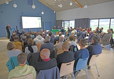 Mardi 10 décembre, à Boisseaux. L'assemblée générale de la coopérative s'est tenue dans la nouvelle salle des fêtes de la commune, inaugurée quelques mois auparavant.