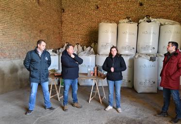 Lundi 6 janvier, à Rosny-sur-Seine (Yvelines). De g. à d. : Guillaume Lefort, Damien Greffin, Justine Lemarié, Clément Torpier, lors de la visite FRSEA/JA sur le thème de la bio et de l'installation.