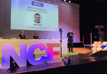 Meaux, jeudi 9 janvier. De g. à d. : Christophe Grison, président de Valfrance, Laurent Vittoz, son directeur, et Nicolas Bouzou, intervenant, lors de l'assemblée générale de la coopérative Valfrance. 