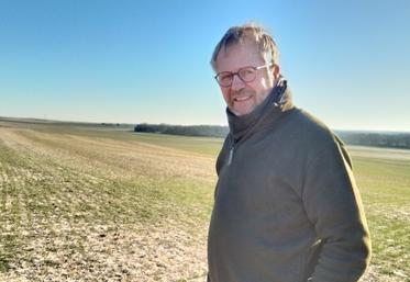 À quelques années de sa retraite, Bertrand Patenôtre espère relancer l’élevage ovin de plein air grâce à l’agrivoltaïsme. L'installation des panneaux est prévue dans cette parcelle de 40 hectares.