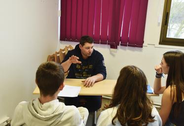 Au pôle Installation, Quentin Maurice, agriculteur à Oinville-sur-Montcient (Yvelines) à la Ferme du colimaçon, a présenté les particularités de la production d'escargots à des jeunes.