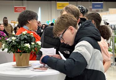 Vendredi 24 janvier, à Chartres. Les organisateurs du Forum de l'orientation ont proposé aux jeunes visiteurs de découvrir les formations et les métiers du vivant à travers des jeux.