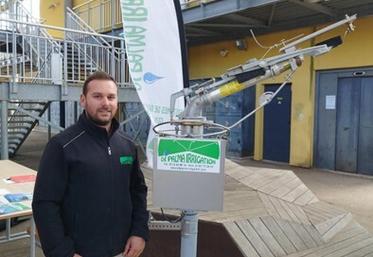 Le 12 septembre dernier, au Subdray (Cher). M. Di Palma poursuit les inventions après son père et son grand-père dans le domaine de l’irrigation. Ici, il présente le Gun Corner. 