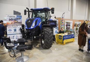 Vendredi 24 janvier, à Chartres. Le groupe Lecoq a installé un tracteur et un simulateur au milieu du Forum de l'orientation.