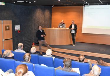 Lundi 27 janvier, à Osny (Val-d'Oise). Christophe Dion, chef du service agronomie, et Stéphane Rolland, conseiller technique, sont intervenus lors de l'assemblée générale du Cercle des maraîchers.