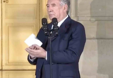 François Bayrou lors de la passation de pouvoir avec Michel Barnier.