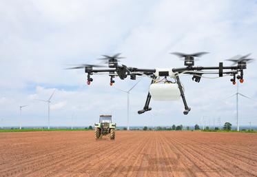 L’utilisation des drones a été ajoutée au texte mais restreint la pulvérisation par drone aux seuls produits phytosanitaires à faible risque, de biocontrôle et utilisables en agriculture biologique.
