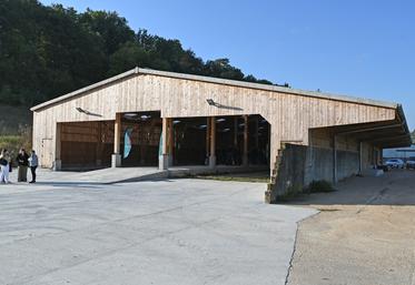 Les élèves de Montoire profitent d'une toute nouvelle bergerie à Villavard.