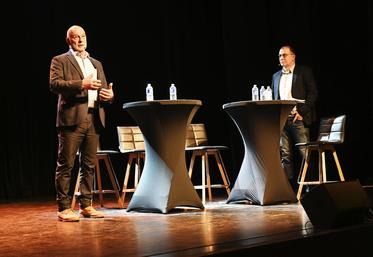 Mercredi 29 janvier, à Amilly (Loiret). François Jacques (à g.) et Cédric Benoist ont introduit cette soirée consacrée au blé de force. 