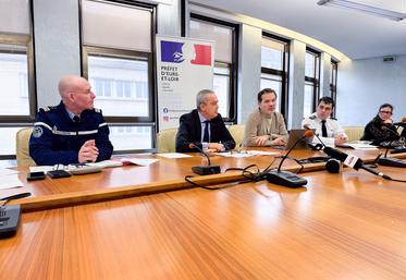 Le 5 février, à Chartres. Le colonel de gendarmerie Gabriel Lothe, le procureur de la République, Frédéric Chevalier, le commissaire de police Hervé Steyer (de g. à d.), entourent le préfet, Hervé Jonathan, pour dresser le bilan de la délinquance dans le département en 2024.
