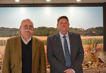 Jeudi 13 février, à Orléans. Alain Machenin (à g.), président de la Fédération départementale des chasseurs du Loiret, a reçu Willy Schraen (à d.), président de la Fédération nationale des chasseurs.