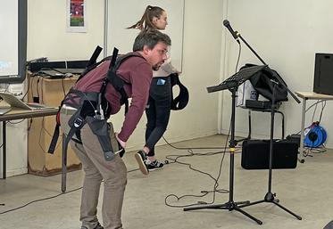 Jeudi 13 février, à Marcoussis (Essonne). Le campus Saint-Antoine a organisé une rencontre sur les exosquelettes en agriculture.