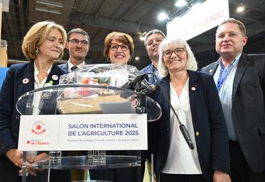 À Paris, dimanche 23 février. La présidente de la Région Île-de-France, Valérie Pécresse, a inauguré l'espace francilien du Salon de l'agriculture, entourée notamment de la ministre Annie Genevard. 
