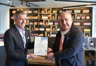 Le président d'Origine France Garantie,Gilles Attaf (à d.), a officiellement remis la certification à Paul-Olivier Claudepierre, codirigeant de la vinaigrerie Martin-Pouret.
