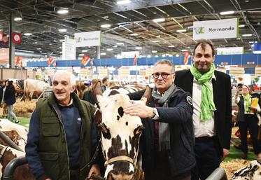 La délégation des élus de Loir-et-Cher a rendu visite aux différents éleveurs loir-et-chériens présents au sein du hall 1 et participant au Concours général agricole (CGA).