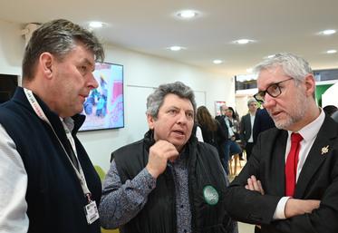 Lundi 24 février, à Paris. François-Xavier Rone, président de la FNSEA 41, et Hervé Lapie, secrétaire général de la FNSEA, ont échangé avec Christophe Marion, député de Loir-et-Cher, lors du Salon de l'agriculture sur le stand FNSEA.
