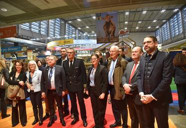 À Paris, lundi 24 février. La délégation de préfets franciliens a été accueillie par les élus franciliens au hall 1 consacré à l’élevage.