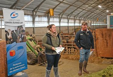 Mardi 4 février, à Couffy. Durant la Matinée caprine, Philippe Poirier a présenté son élevage de chèvres à une quinzaine de participants.