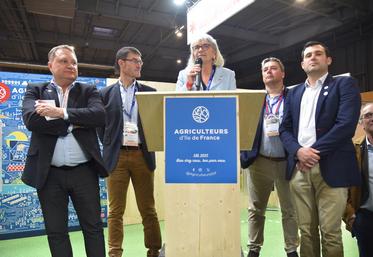 Paris, lundi 24 février. De g. à d. : Damien Greffin, président de la chambre d'Agriculture de région Île-de-France, Sébastien Dromigny, conseiller régional délégué spécial à la marque, au bio et aux circuits courts, Valérie Lacroute, vice-présidente de la Région en charge de l'agriculture et de l'alimentation, Jérôme Regnault, conseiller régional président de la commission agriculture et alimentation, et Clément Torpier, président de l'association Agriculteurs d’Île-de-France.