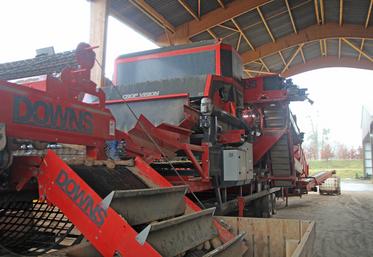 Le trieur optique est installé dans le prolongement du déterreur. Il dispose désormais d'un bâtiment dédié pour l'abriter afin de passer des lots toute l'année.