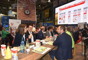 Lundi 24 février, à Paris. Une table d'hôtes pour évoquer la marque Francine et annoncer, via les sets de table, la nouvelle édition des Journées nationales de l'agriculture du 6 au 9 juin.