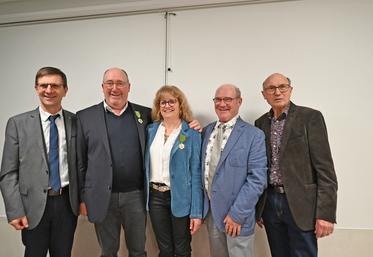 Vendredi 7 février, à Saint-Firmin-des-Prés. Jean et Sylvie Perron ont chacun reçu la médaille du Mérite agricole.