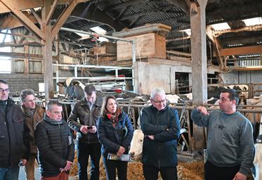 Vendredi 28 février, à Lunay. Julien Perron a présenté son exploitation agricole avant d'exprimer la nécessité d'avoir accès à l'eau sur son élevage pour maintenir son activité.