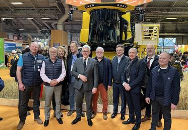 Paris, lundi 24 février. La délégation a été accueillie sur l'espace Intercéréales par Olivier Brossier, polyculteur à Beaumont-du-Gâtinais. Le député a également fait une halte sur l'espace des Brasseurs de France. 