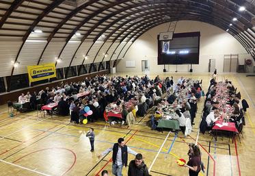 Samedi 1er mars, à Tigy. Près de 150 convives ont dîné à la table des JA. 