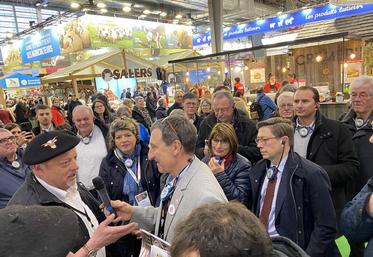 Paris, porte de Versailles, hall 1, mercredi 26 février. Philippe Dufour, éleveur à Échouboulains, a guidé la délégation au sein du hall élevage. La visite s'est achevée par une dégustation de viande sur l'espace d'Interbev.
