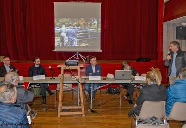 Vendredi 21 février, à Nogent-le-Rotrou. Le président du comice, Jean-Pierre Hamet (à g.), a livré les grandes lignes du prochain comice lors de son assemblée générale.