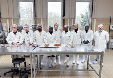 Le 28 février, à Sours. Huit étudiants en licence pro du campus Natur’alim ont travaillé à la conception de crackers apéritifs réalisés avec des drêches issues de la brasserie de L'Eurélienne.