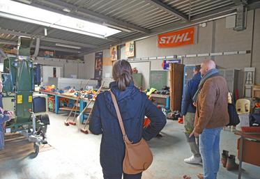 Jeudi 6 mars, à Bellegarde. Les professeurs ont eu l'opportunité de découvrir les différents ateliers du Centre de formation d'apprentis agricole, comme celui consacré aux formations liées à la forêt.