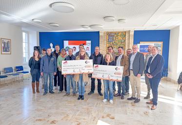 Jeudi 6 mars, à Toury. L'opération Semis solidaires a permis à JA de faire un don à la Ligue contre le cancer ainsi qu'au profit de l'école maternelle de la ville.