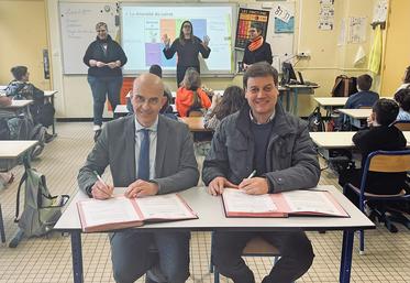 Lundi 24 février, à La Ferté-Saint-Aubin. Frédéric Louail (à g.), inspecteur de l'Éducation nationale, et Alexandre Nioche, alors président de la chambre d'Agriculture du Loiret, ont signé la convention pour le programme Pour quoi ça pousse ?