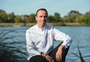 Christophe Hay, 47 ans, dirige le complexe hôtelier Fleur de Loire à Blois (Loir-et-Cher), deux étoiles et une étoile verte au guide Michelin. Il est également chef de La Table d'à côté, à Ardon, une étoile au guide Michelin. 